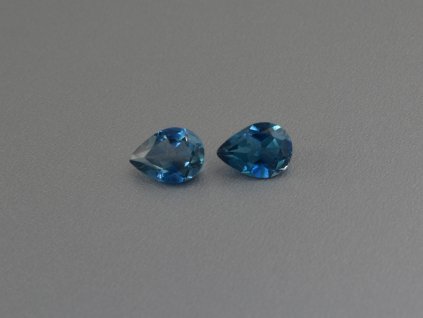 Topas naturlicher Birne 5x7 mm london blau facettiert