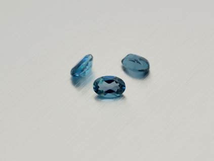 Topas naturlicher oval 4.0x6.0 mm london blau facettiert