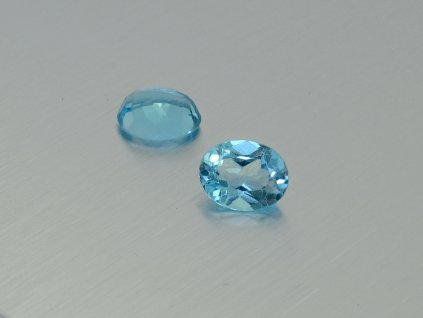 Topas naturlicher oval 7.2x9.1 mm swiss blau facettiert
