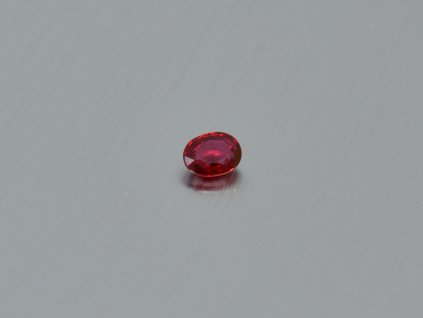 Ruby naturlicher oval 3.9x5.0 mm rot facettiert