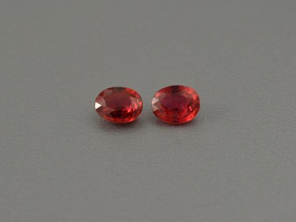 Ruby naturlicher oval 4.0x5.0 mm facettiert Paar