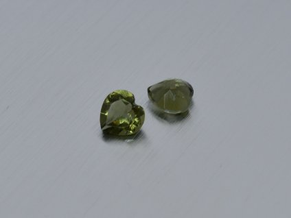 Moldavite naturlicher herz 6.1x6.2 mm facettiert  Paar