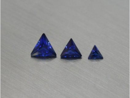 7893 saphir synthetisches dreieck 3 0 5 0 mm blau