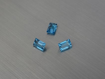 Topas naturlicher rechteck 4.1x6.2 mm facettiert swiss blau