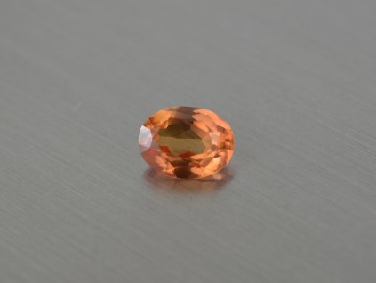 Corund padparadscha  synthetisches  oval 6x8 mm