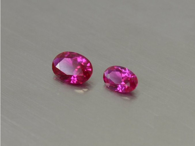 Ruby synthetischer  oval 3x5-5x7 mm rot und rosa