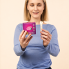 zena s tamponmi gentle day regular v ruke