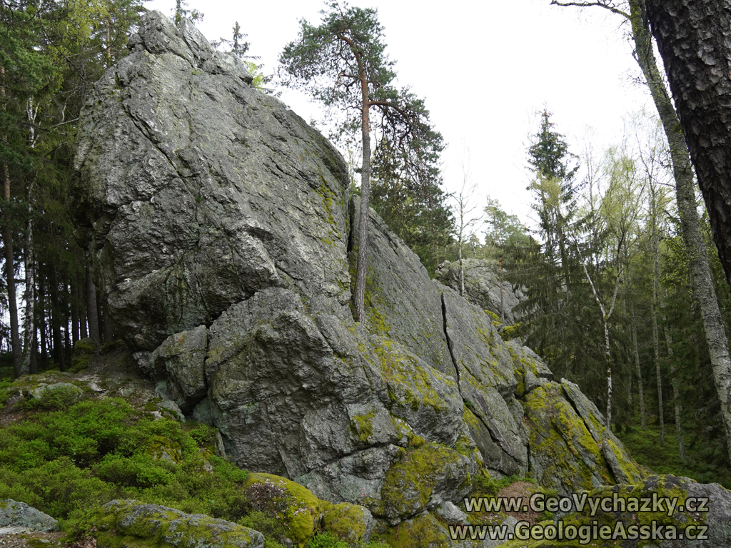 DSC01965_goethovy_skalky_vyska_az_15m_GeologieAsska.cz