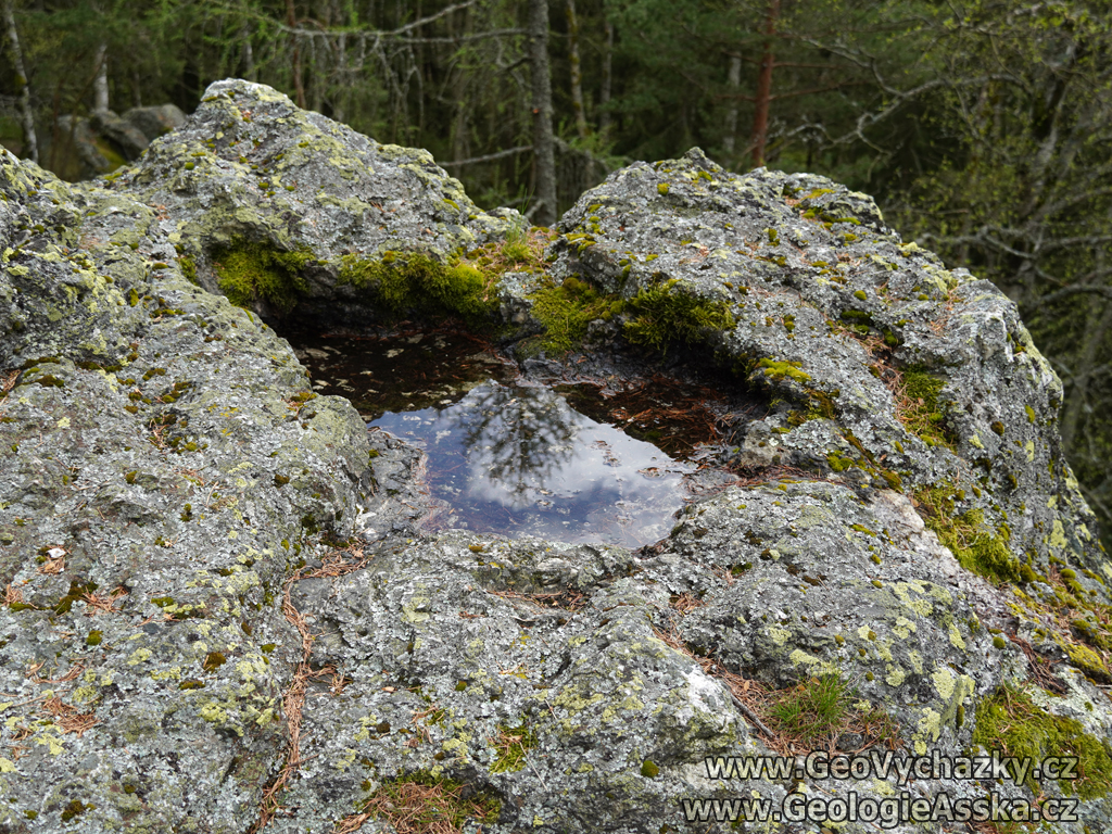 DSC02018_goethovy_skalky_skalni_misa_GeologoeAsska.cz