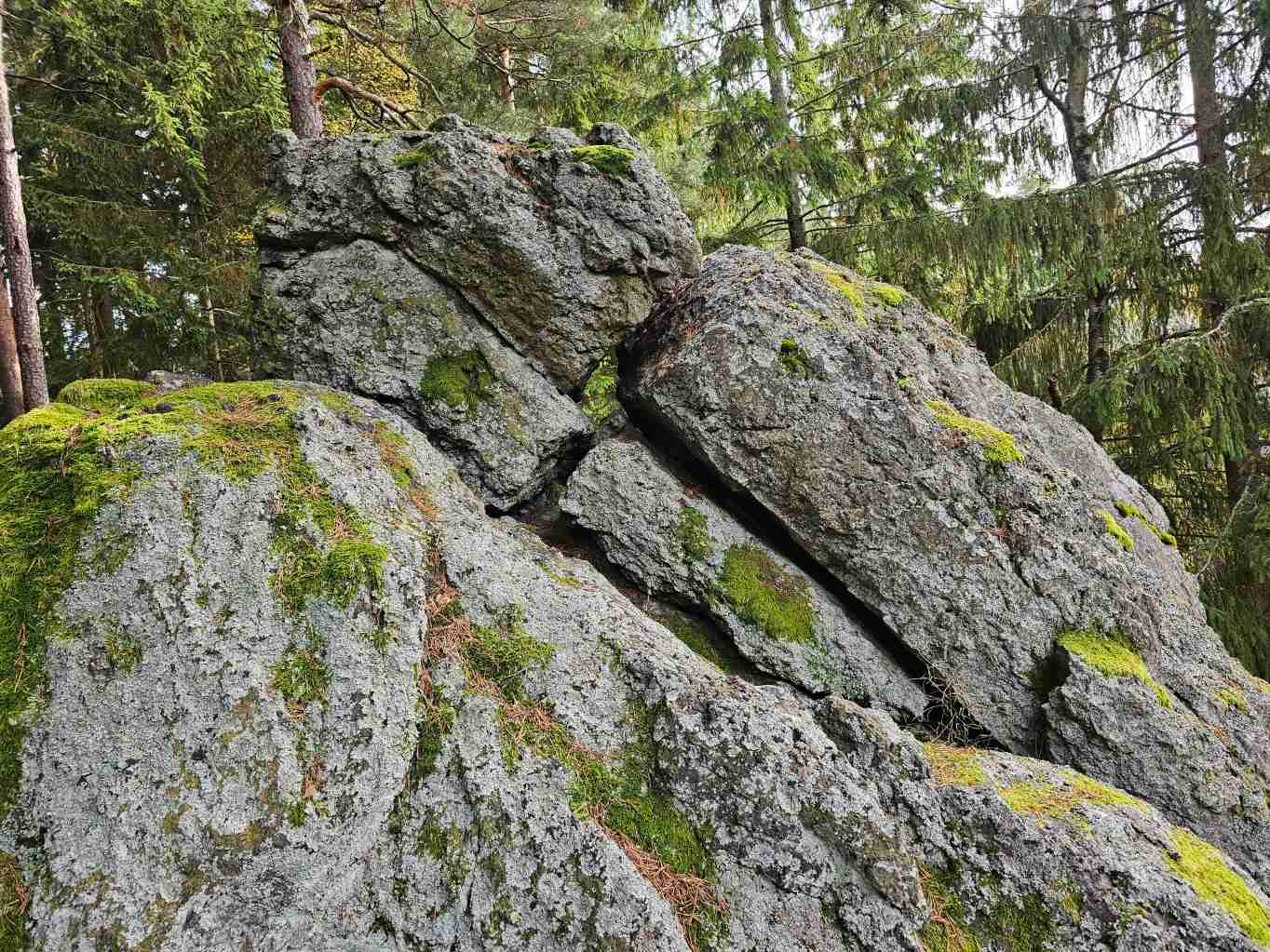 goethovy-skaly-rozevrene-pukliny-ve.smeru-poklesu