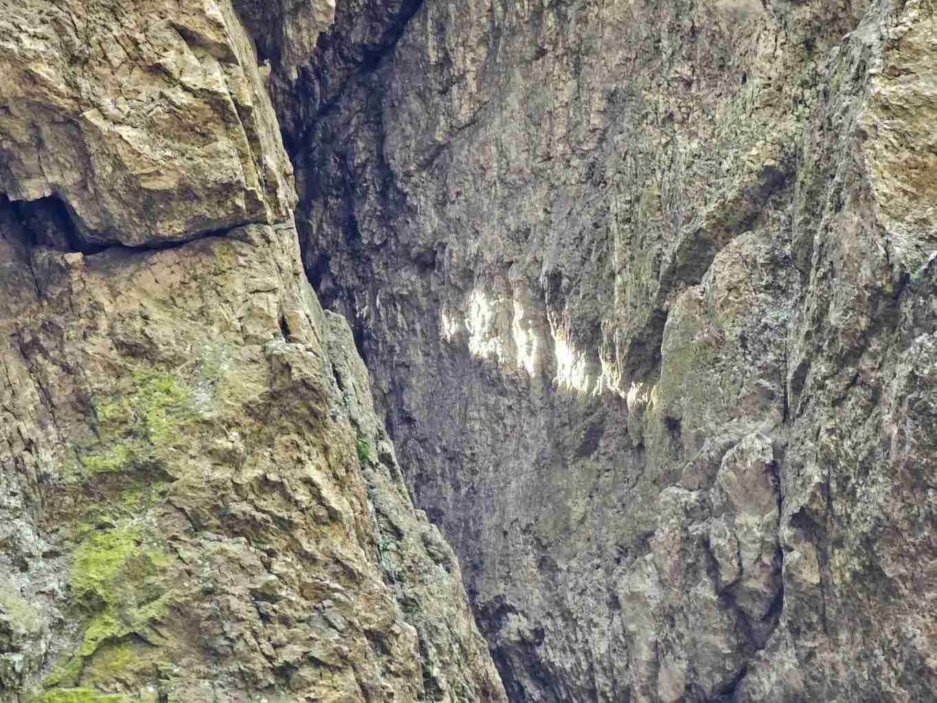 neprave-skalni-okno-prasatko-vytvorene-sluncem