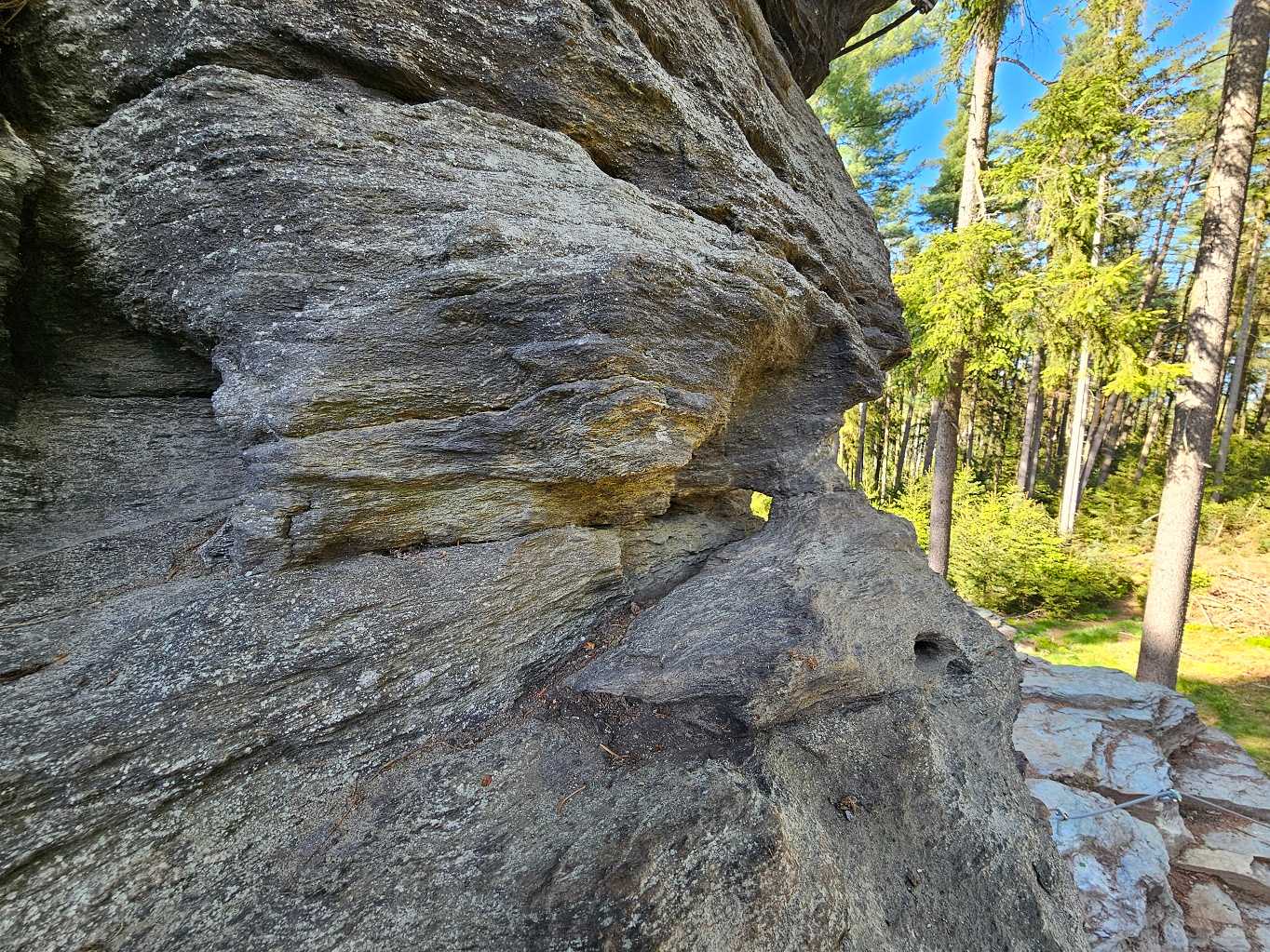 pohled-na-skalni-okno-zprava