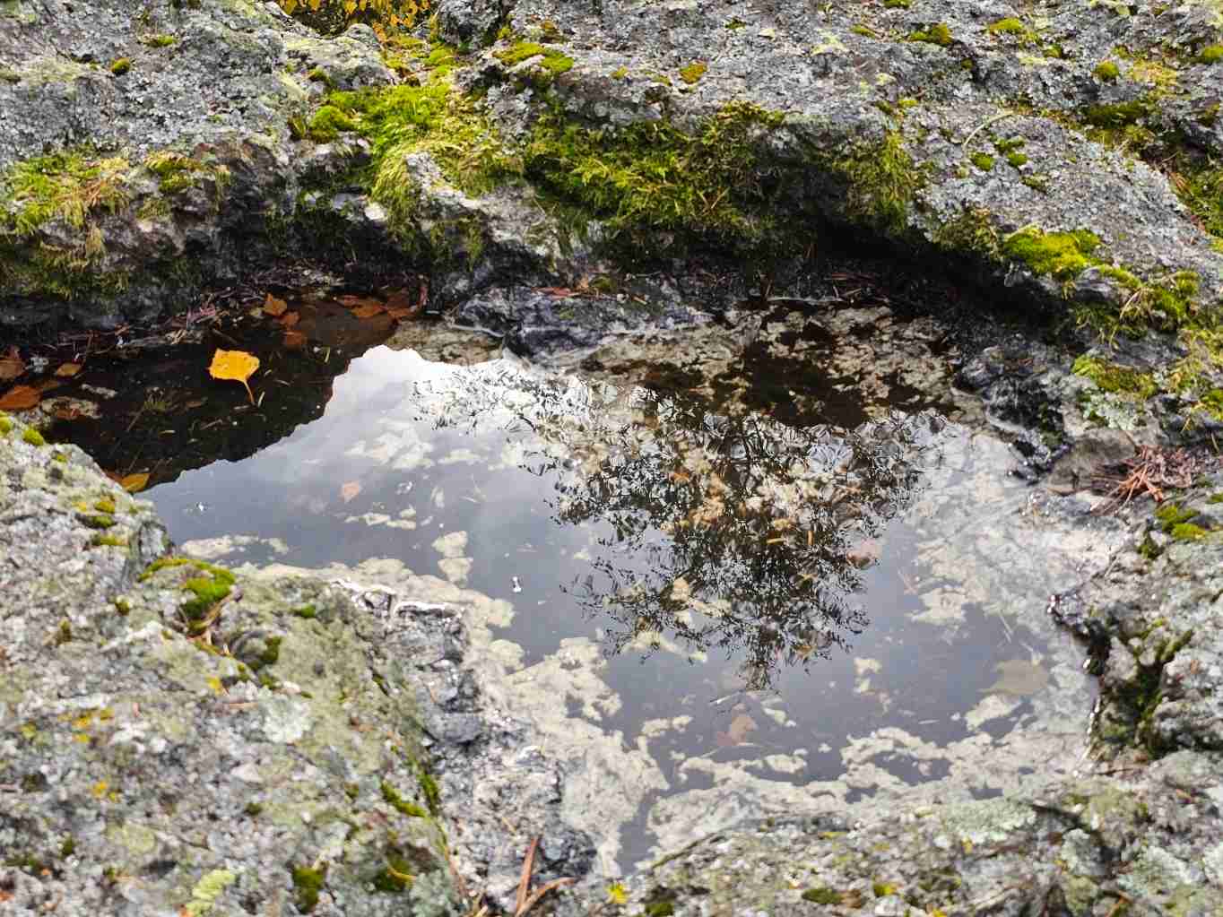 skalni-misa-blizsi-pohled-na-cisty-kremen-na-dne