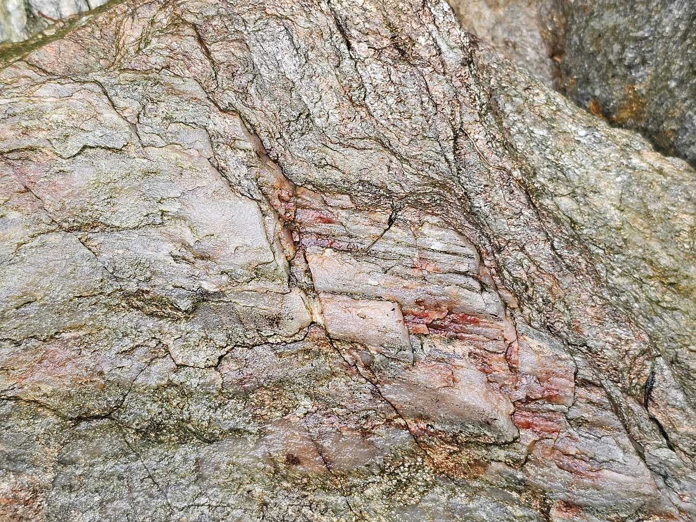 akrecni-prirustky-kremene-na-tektonicke-plose-CertovySkalyAs.cz-GeologieAsska.cz-GeoVychazky.cz-detail-ryhy
