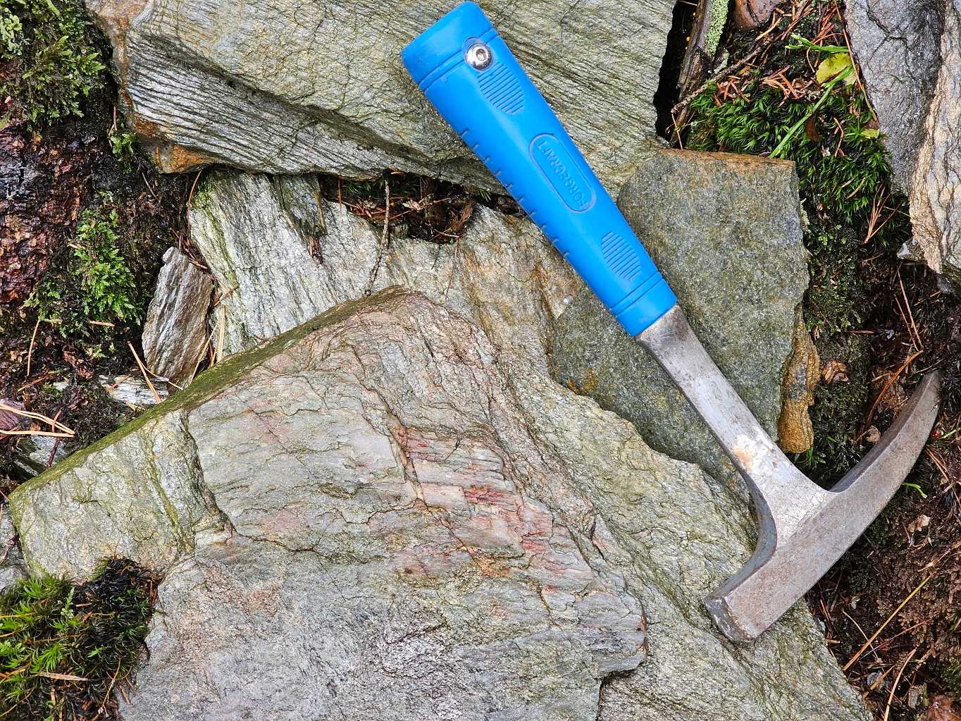 akrecni-prirustky-kremene-na-tektonicke-plose-CertovySkalyAs.cz-GeologieAsska.cz-GeoVychazky.cz