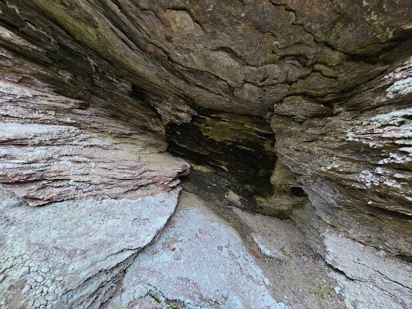 via-farrata-as-certovy-kameny-skaly-GeologieAsska.cz-detail-kapsy-web