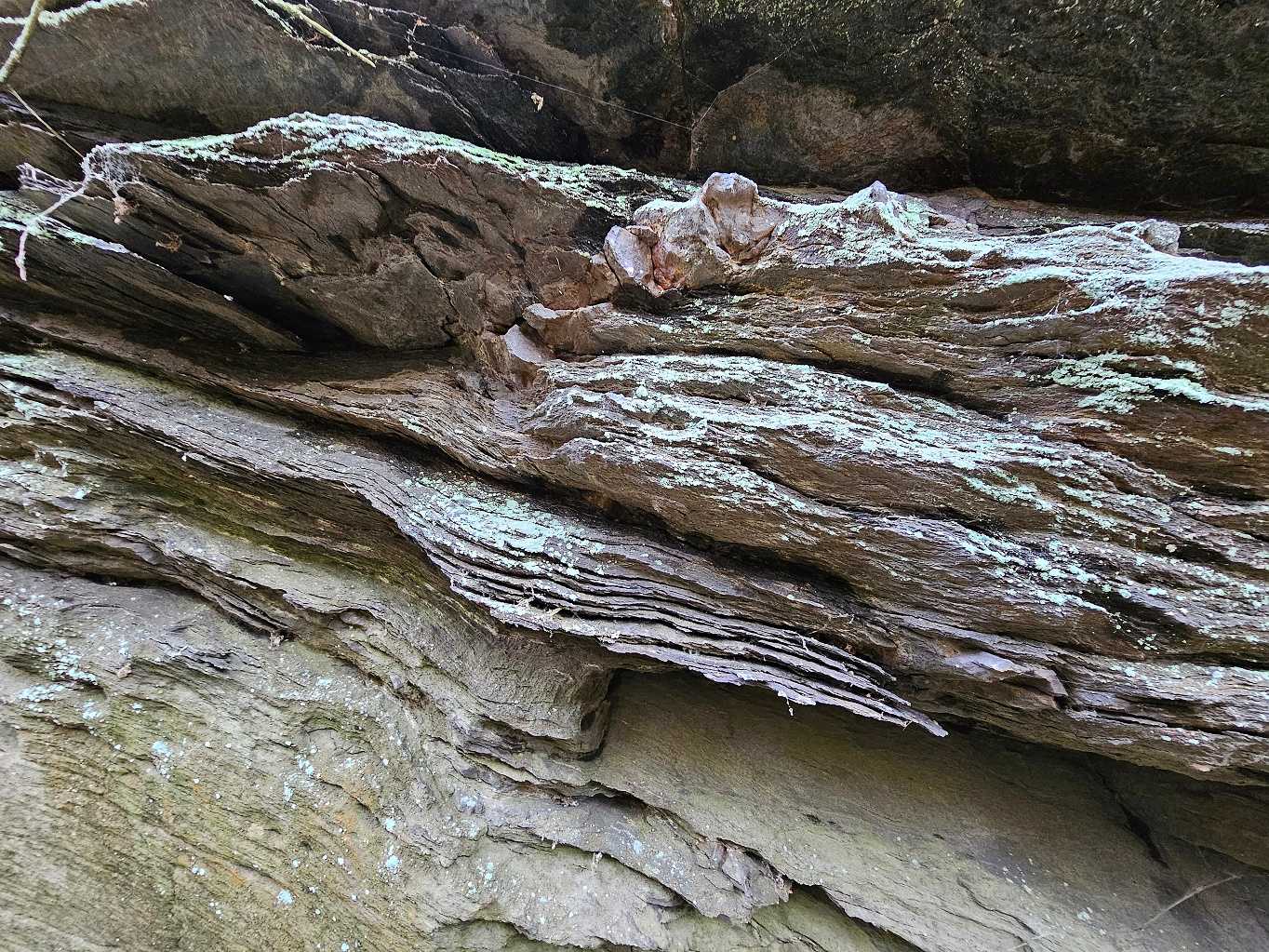via-farrata-as-certovy-kameny-skaly-GeologieAsska.cz-detail-zvetravani-do-lamel-web