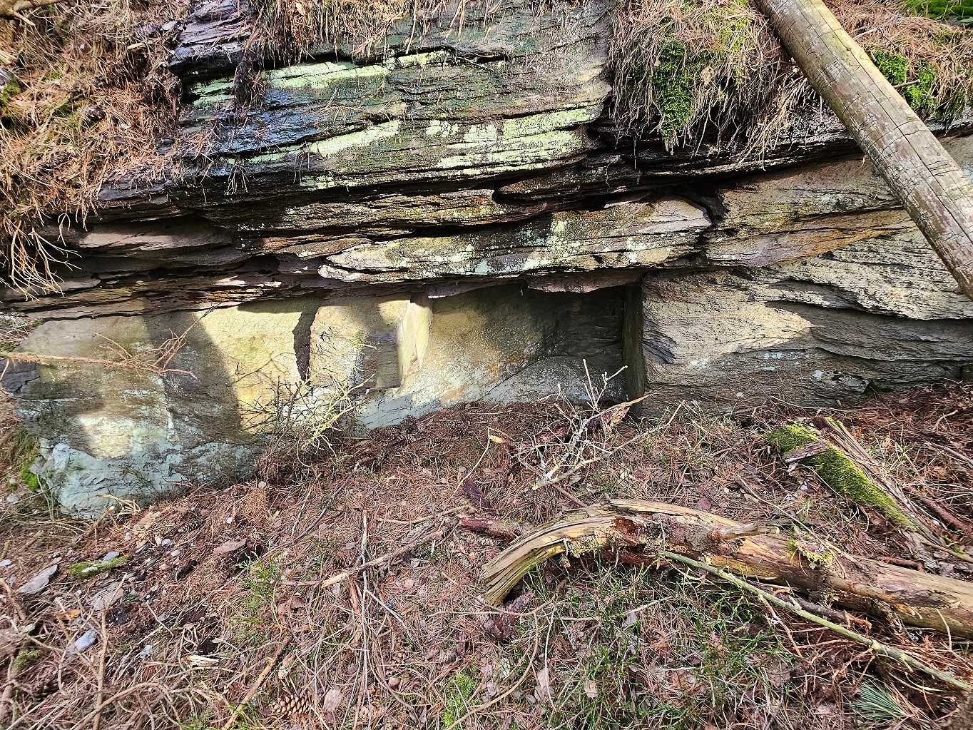 via-farrata-as-certovy-kameny-skaly-GeologieAsska.cz-mozna-hiat-diskordance-web