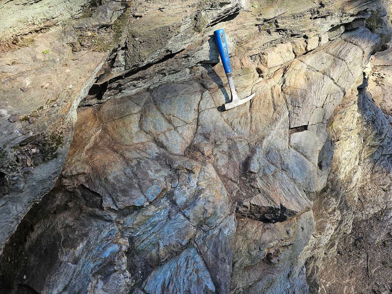 via-farrata-as-certovy-kameny-skaly-GeologieAsska.cz-struktura-cokoladove-tabulky-web