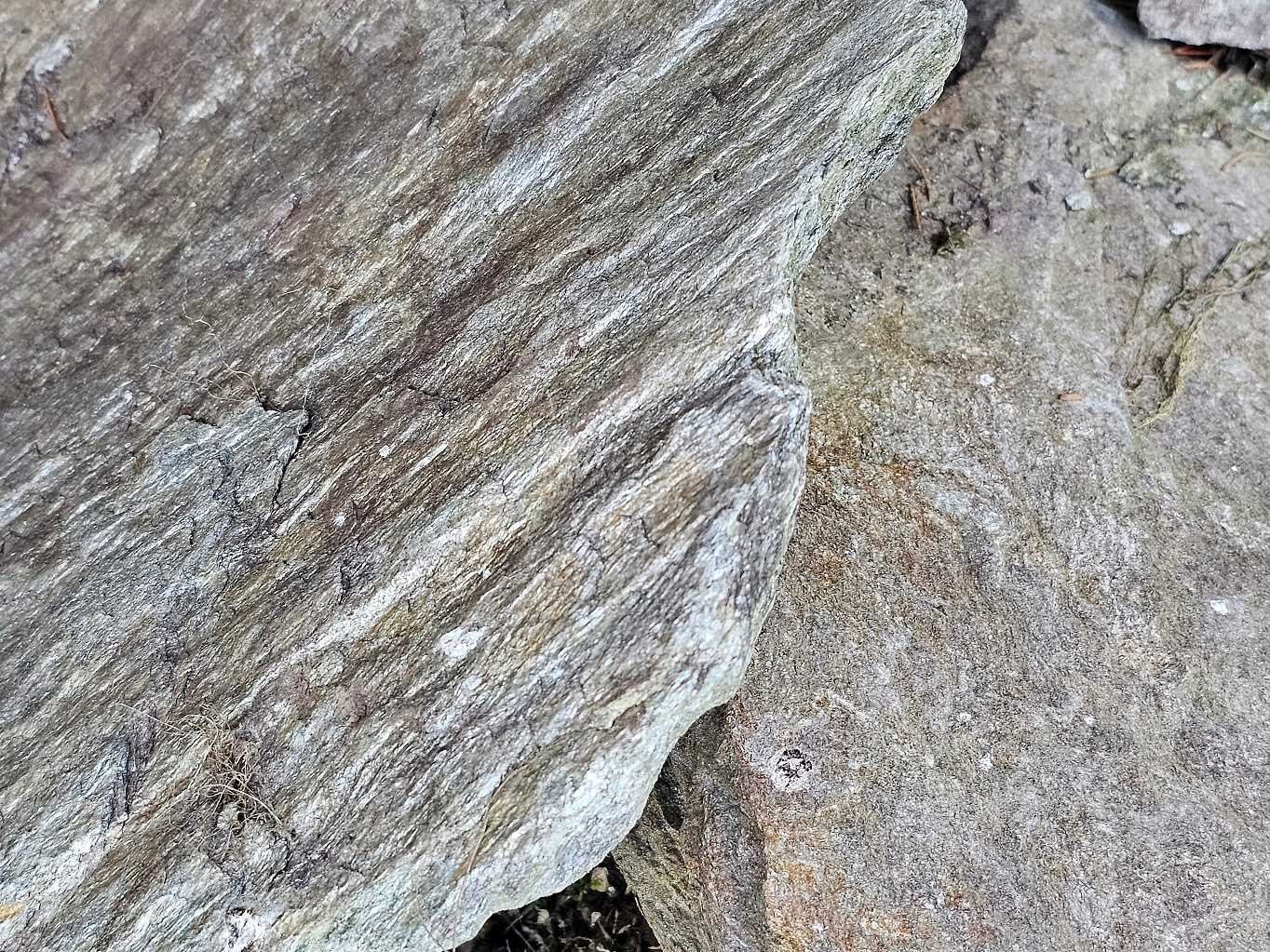 via-farrata-as-certovy-kameny-skaly-GeologieAsska.cz-zvrasnena-a-hladka-plocha-foliace-web