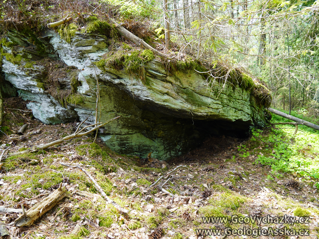 DSC02549_svory_skalni_previs_GeologieAsska.cz