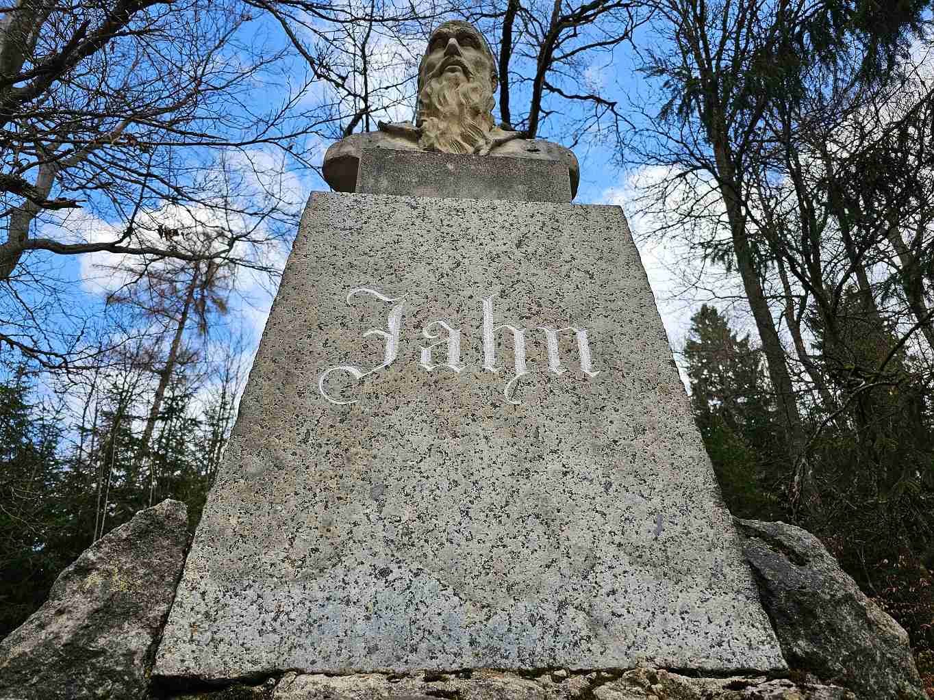 pomnik-jahn-kosseine-granit