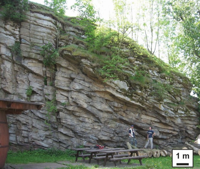 mirne-uklonene-exfoliacni-pukliny