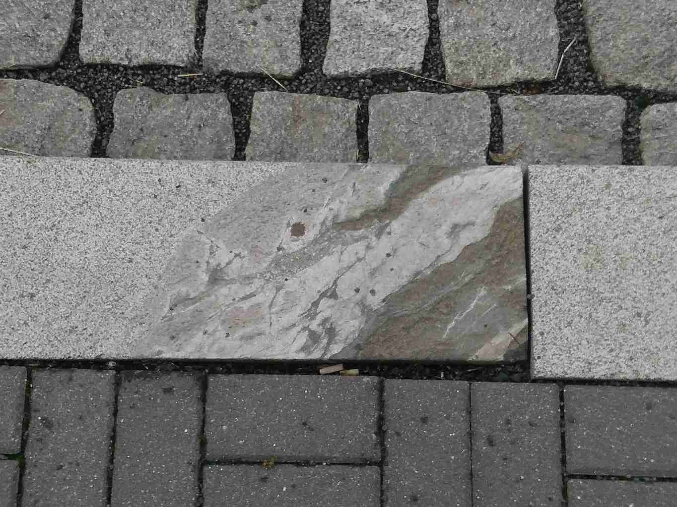 styk-granitu-s-metamorfofanou-bridlici-brekciovita-stavba-krasna-obrubnik