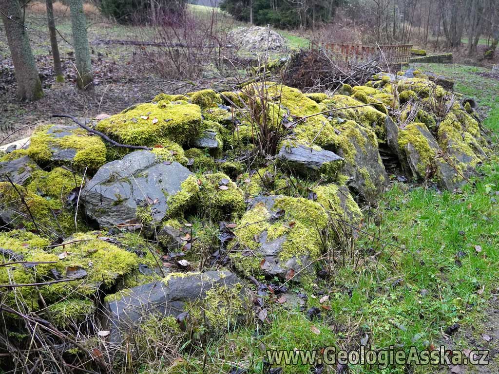 GeologieAsska.cz_pouziti_vetsich_bloku_svoru_odloucenych_dle_ploch_foliace_Dolni_Paseky_1024x768_a_11