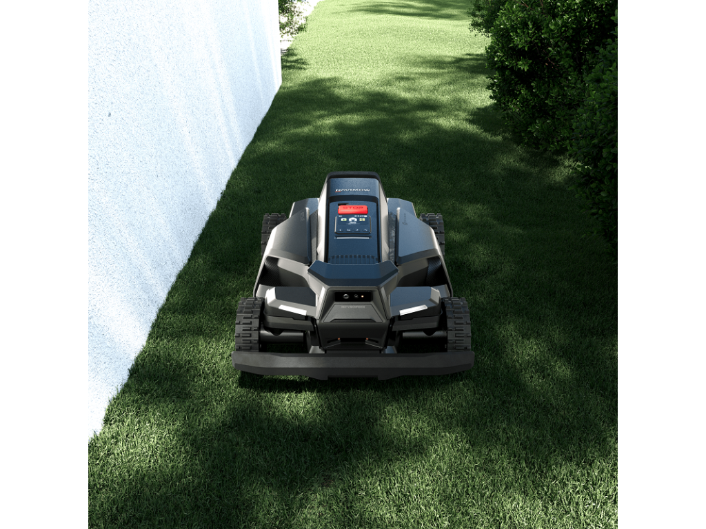 Navimow X430E AWD v úzkém průjezdu, záběr 43 cm