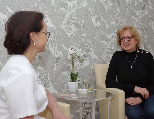 Než si koupíte o číslo větší šaty, zkuste zeštíhlující zábal