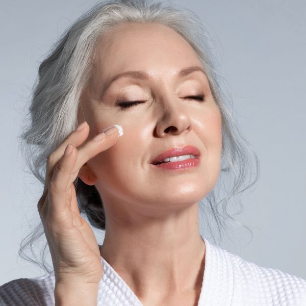 Pleť 50+: Kompletní manuál péče o zralou pokožku krok za krokem