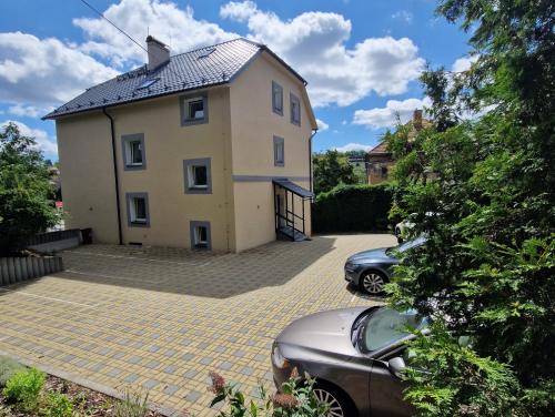 Parkoviště u budovy GERnétic