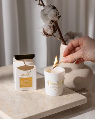 Páteční klid začíná vůní. 🤍🕯️Představujeme novinku, která promění každodenní chvíle v tichý rituál – ručně vyráběnou...