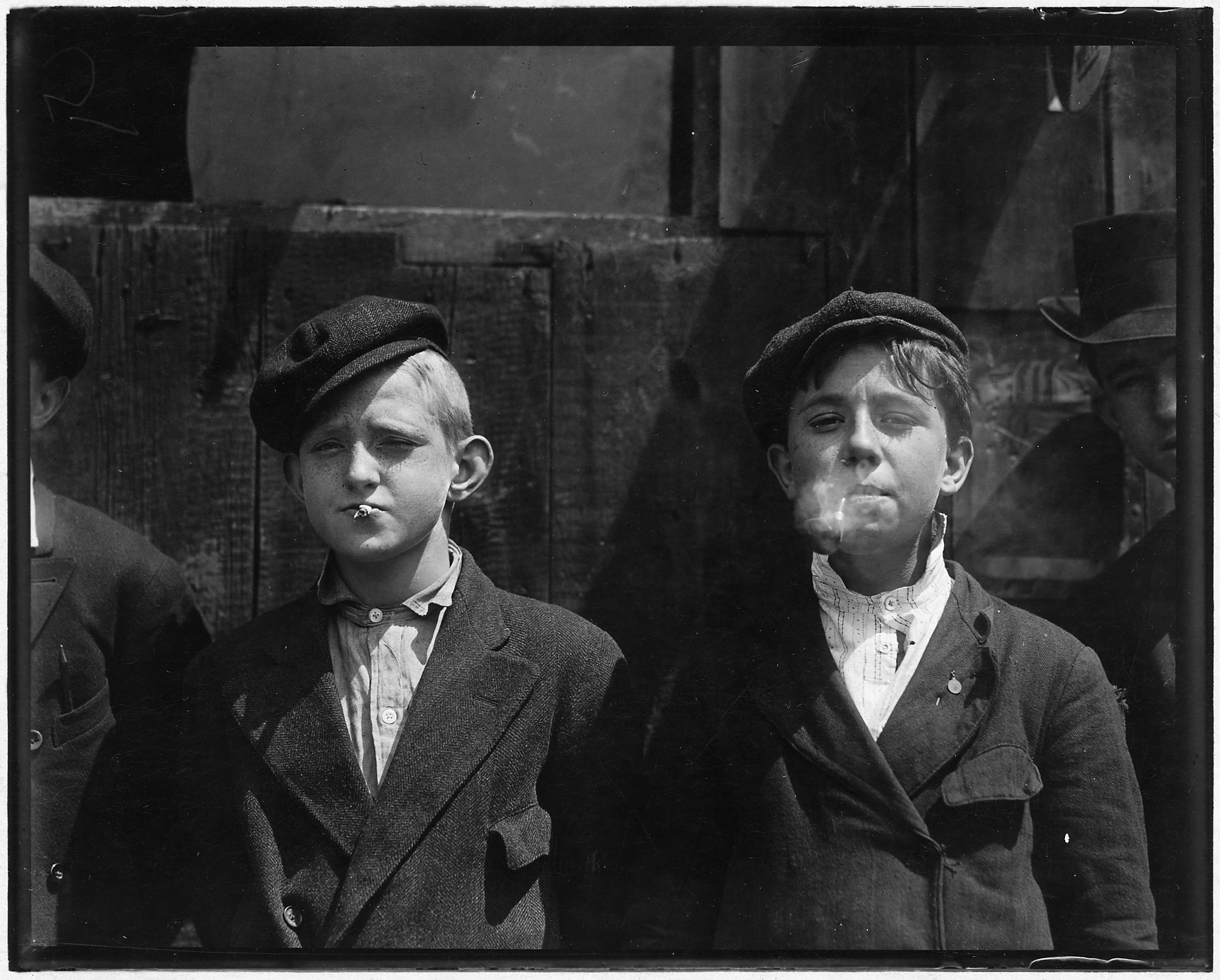 11-00_A.M._Newsies_at_Skeeters_Branch._They_were_all_smoking._St._Louis,_MO._-_NARA_-_523293