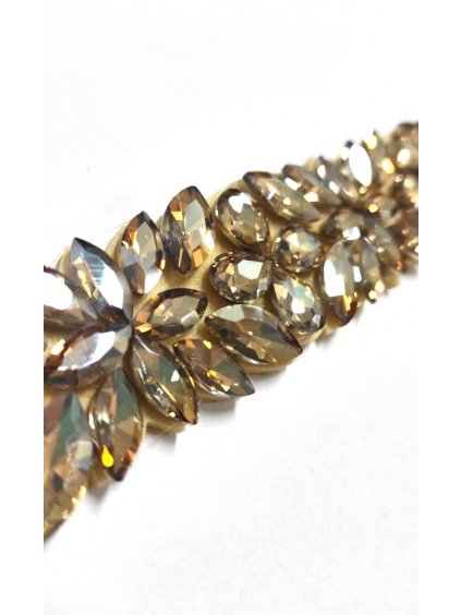 4695 1 vyrazny pasek s kaminky zlaty na bezove stuzce