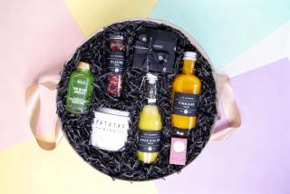 Dárek, který říká „záleží mi na Vás“. 🤍 Pečlivě vybrané delikatesy, které stojí za to si vychutnat. ✨ #vanoce #narozeniny...