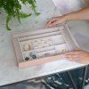 114059 5 box na sperky s pruhlednym vikem stackers blush supersize ring accessory layer with display lid ruzova