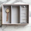Přihrádka na prstýnky Stackers Grey Velvet Ring Roll | šedobéžová