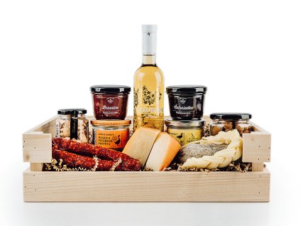 farmarska debnicka s klobasou syrom fuetom udenym korbacom slanymi mandlami pastetami dzemami mandlami v cokolade a vcelovinou 1