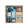 firemny darcek v drevenom boxe s cervenym vinom merlot sojovou svieckou mandlami v cokolade so skoricou remeselnou cokoladou cerstvo prazenou kavou ponozkami znacky fusakle 4