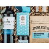 firemny darcek v drevenom boxe s cervenym vinom merlot sojovou svieckou mandlami v cokolade so skoricou remeselnou cokoladou cerstvo prazenou kavou ponozkami znacky fusakle detail