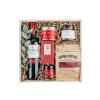 firemny darcek v drevenom boxe s cervenym vinom bylinkovym cajom v plechovke s logom remeselnou cokoladou mandlami v cokolade so skoricou sojovou svieckou a cerstvo prazenou kavou 2
