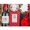 firemny vianocny darcek ladeny do cervenej farby s cervenym vinom cabernet sauvignon remeselnou cokoladou sojovou svieckou powerbankou vianocnymi ozdobami a medovnikom detail