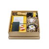 firemny vianocny darcek v zltom prevedeni s powerbankou mandlami v mliecnej cokolade so skoricou zltym zapisnikom sojovou svieckou originalnym proseccom a medovnikom 2