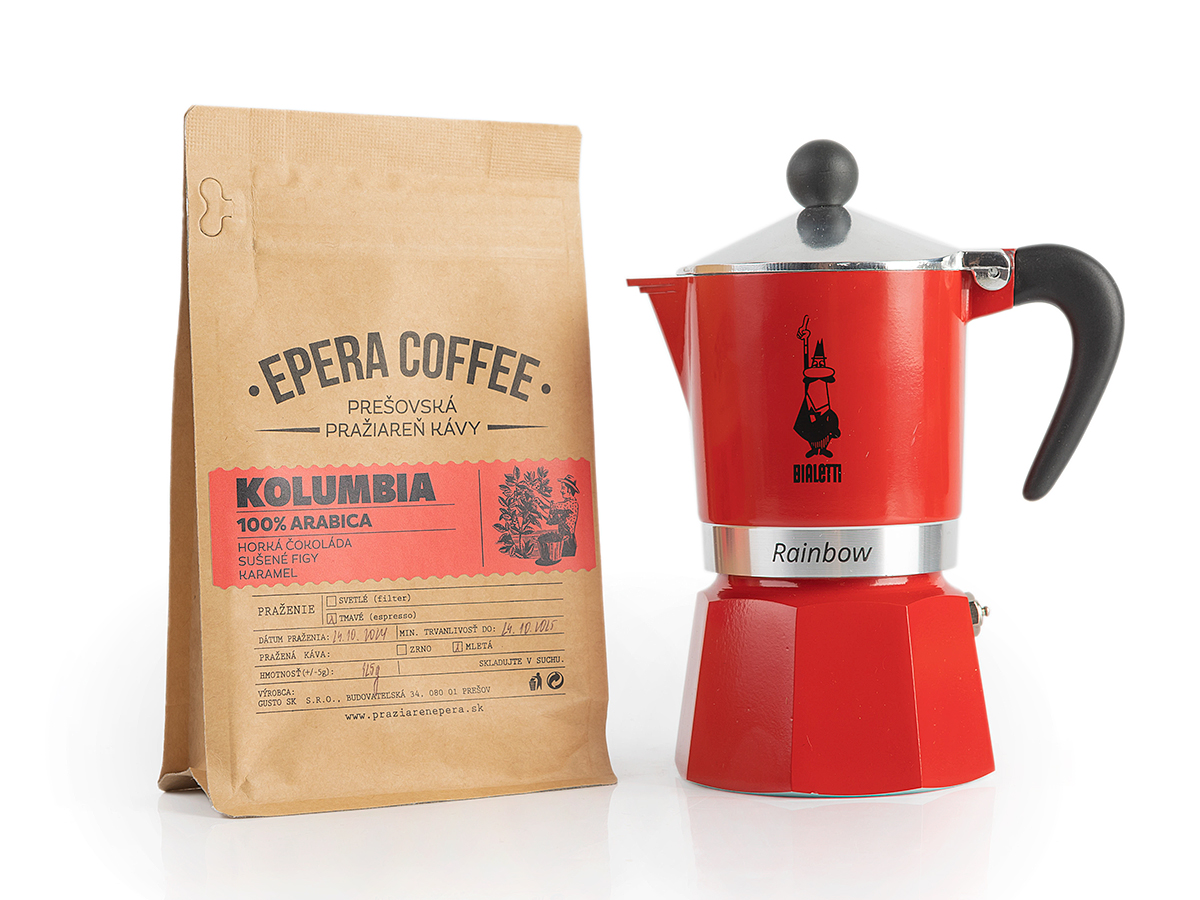 espresso-moka-kavovar-kotogo-bialetti-v-cervenej-farbe-s-cerstvo-mletou-kavou-od-epera-coffee-1
