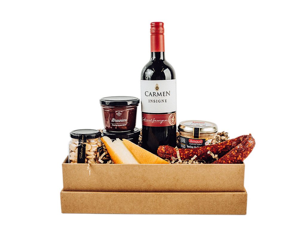 darcekova krabicka s farmarskymi dobrotami syr klobasa pasteta brusnicovy dzem cervene vino solene mandle gurmanske produkty 1