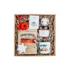 firemny vianocny darcek s cerstvo prazenou kavou mandlami v cokolade so skoricou smaltovanym hrncekom sojovou svieckou vianocnymi ozdobami a odznakom s vianocnym motivom 1