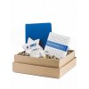 darcekova-kraftova-krabicka-s-modrym-zapisnikom-remeselnou-cokoladou-forra- zdravou-sojovou-svieckou-jemno-a-pernickom-s-logom-bocny-pohlad