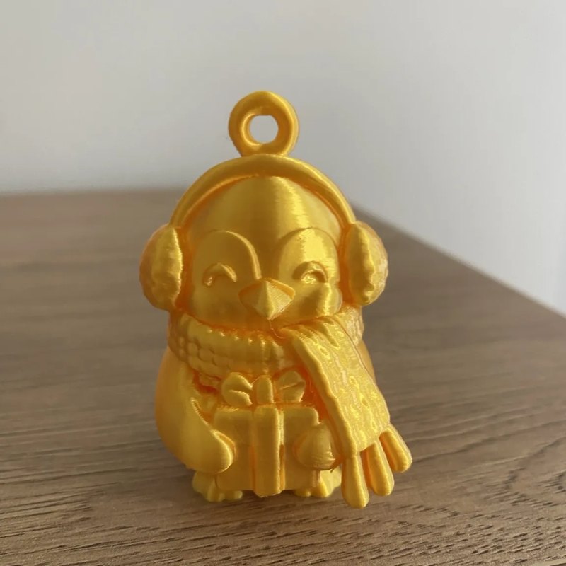 Tučňák s dárkem – vánoční ozdoba z 3D tisku